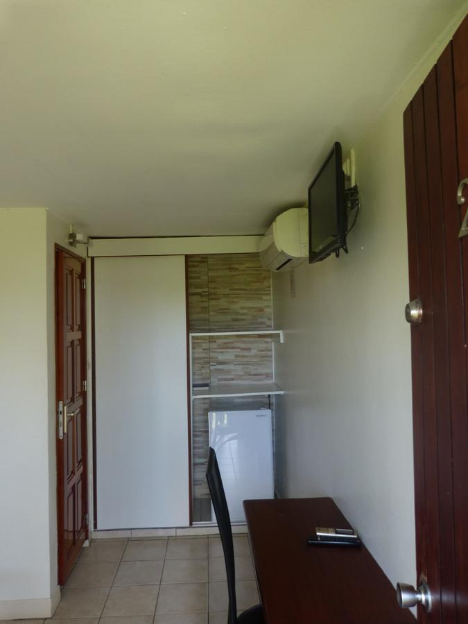 Airport Hotel Ducos Bagian luar foto